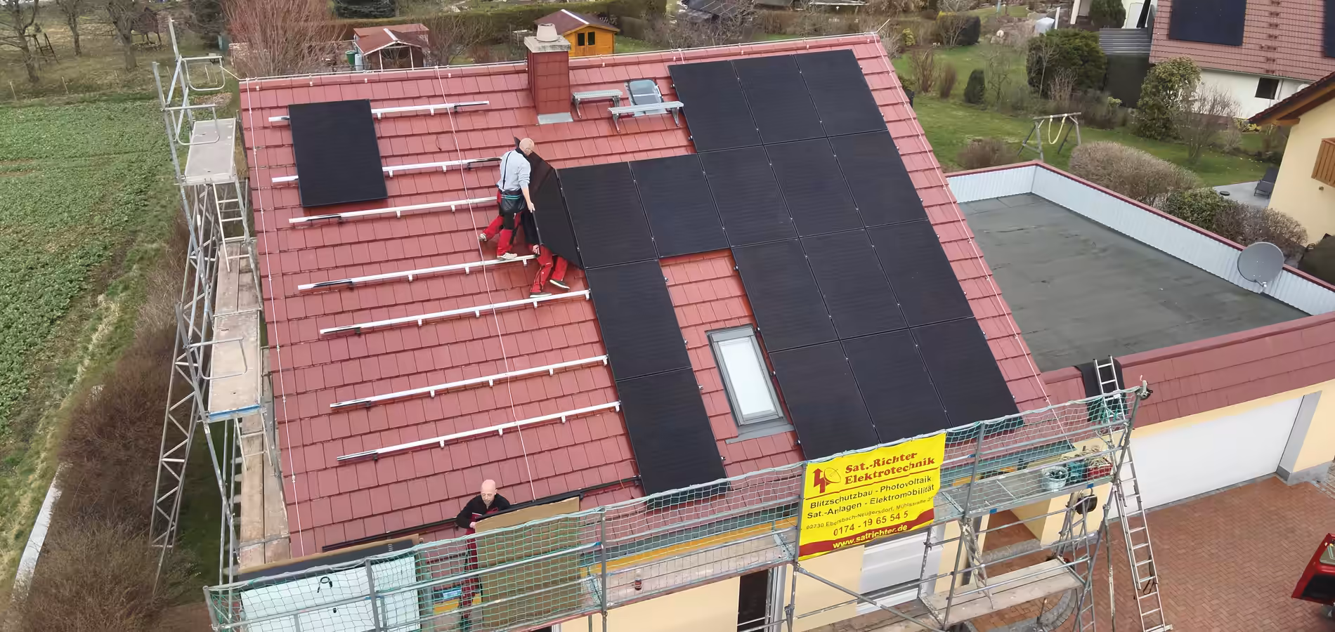 Saubere Dachmontage von Solarmodulen
